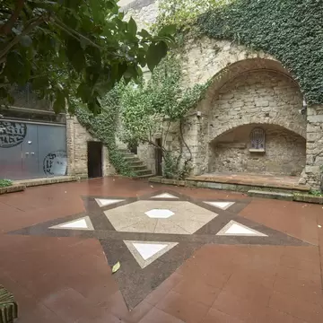 View of the courtyard at the Museu d’Història dels Jueus in Girona, Spain.