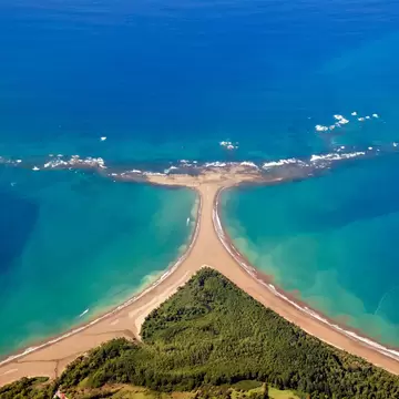 Costa Rica, Whale’s Tail-like formation of coast at the Marino Ballena National Park, Costa Ballena, Uvita beach on left, Hermosa beach on right.
