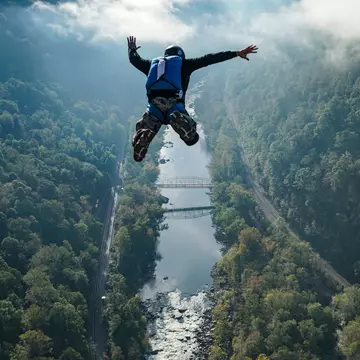 A familiar sight at the vertiginous New River Gorge bridge. Flying Pig Studios / Shutterstock