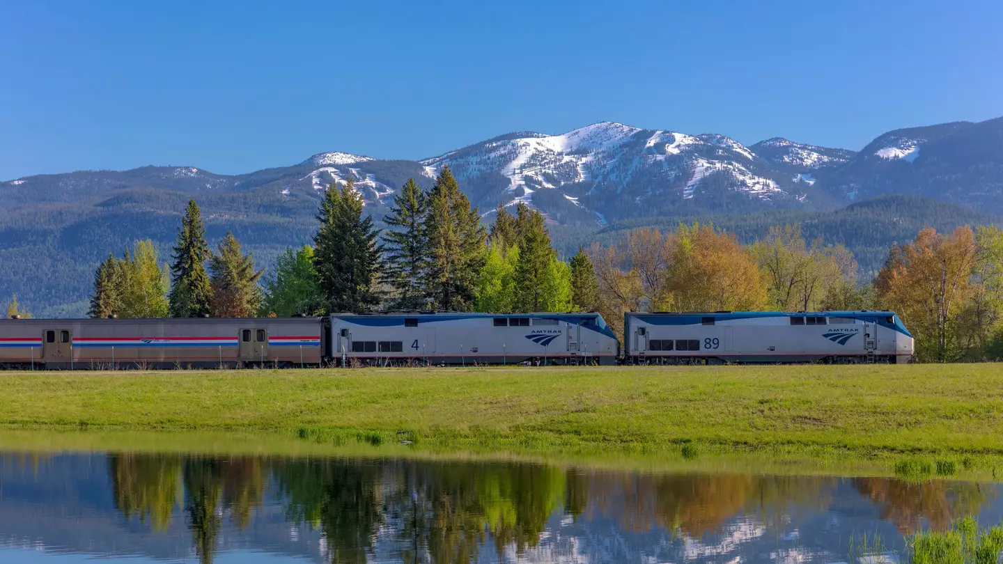 Amtrak's Empire Builder passenger train rolls into Whitefish, Montana, USA © Danita Delimont / Alamy Stock Photo