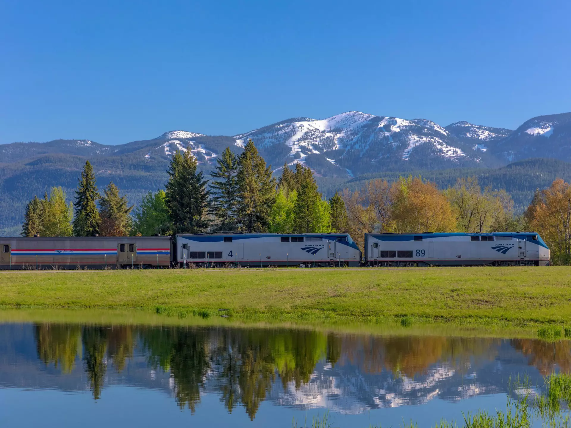 Amtrak's Empire Builder passenger train rolls into Whitefish, Montana, USA © Danita Delimont / Alamy Stock Photo