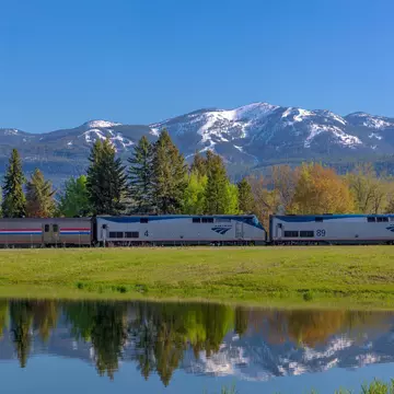 Amtrak's Empire Builder passenger train rolls into Whitefish, Montana, USA © Danita Delimont / Alamy Stock Photo