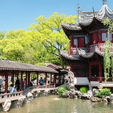 Yuyuan Garden in the summer. Sanga Park/Shutterstock