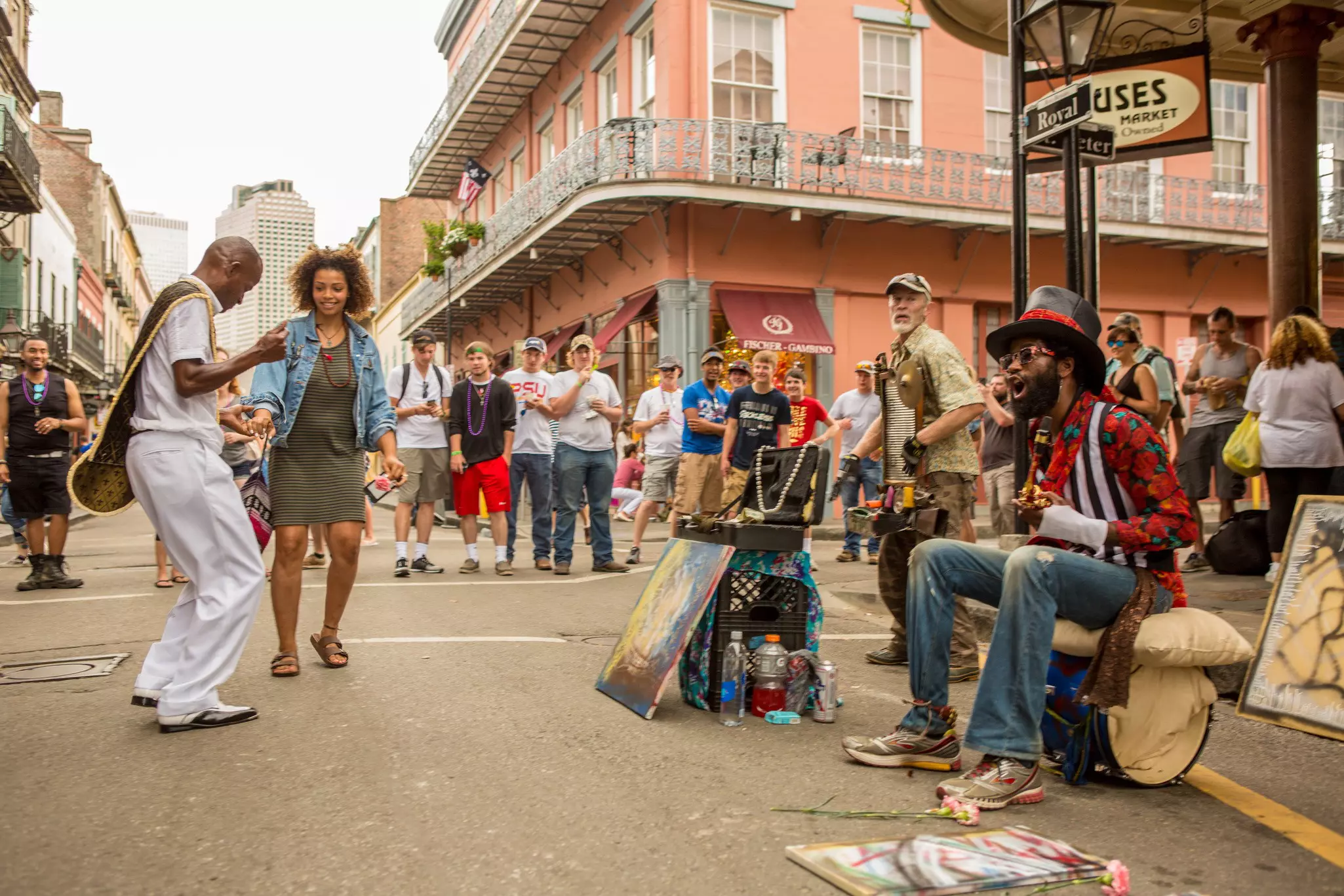 A two-man band plays on a corner in the French Quarter in New Orleans © Kris Davidson / Lonely Planet