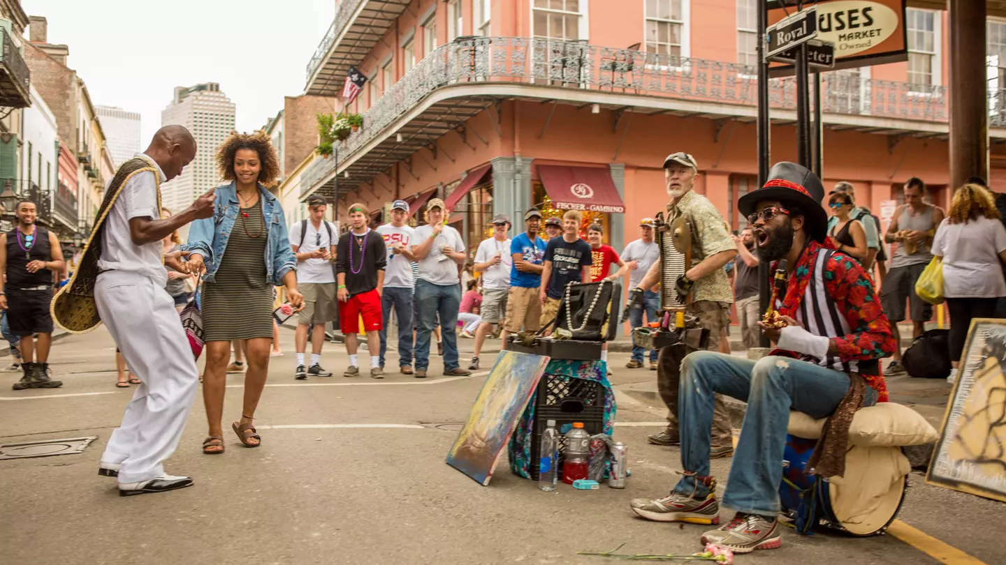 A two-man band plays on a corner in the French Quarter in New Orleans © Kris Davidson / Lonely Planet