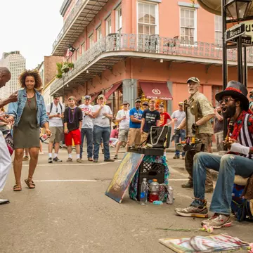 A two-man band plays on a corner in the French Quarter in New Orleans © Kris Davidson / Lonely Planet