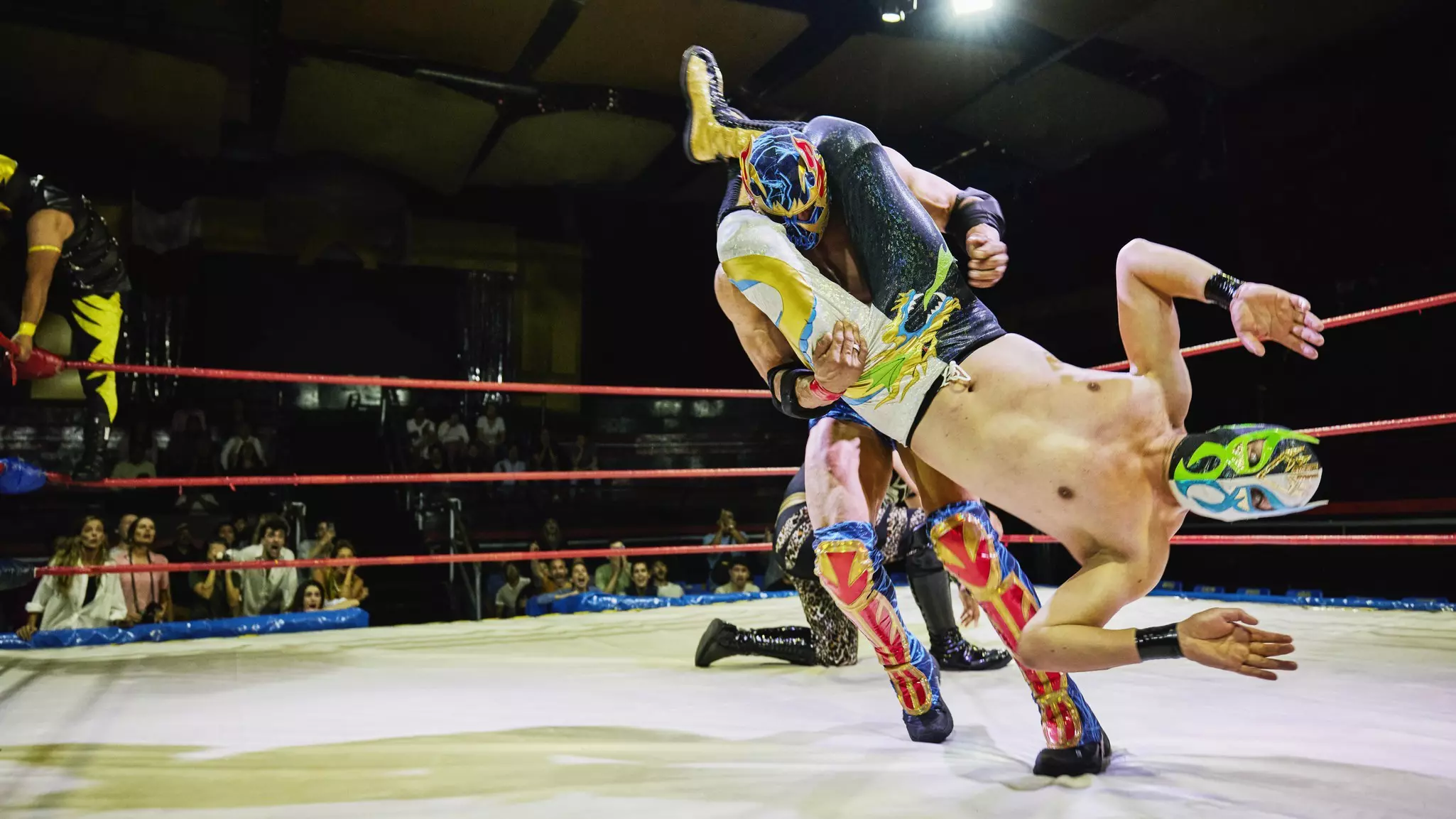 A luchador throwing an opponent to the mat