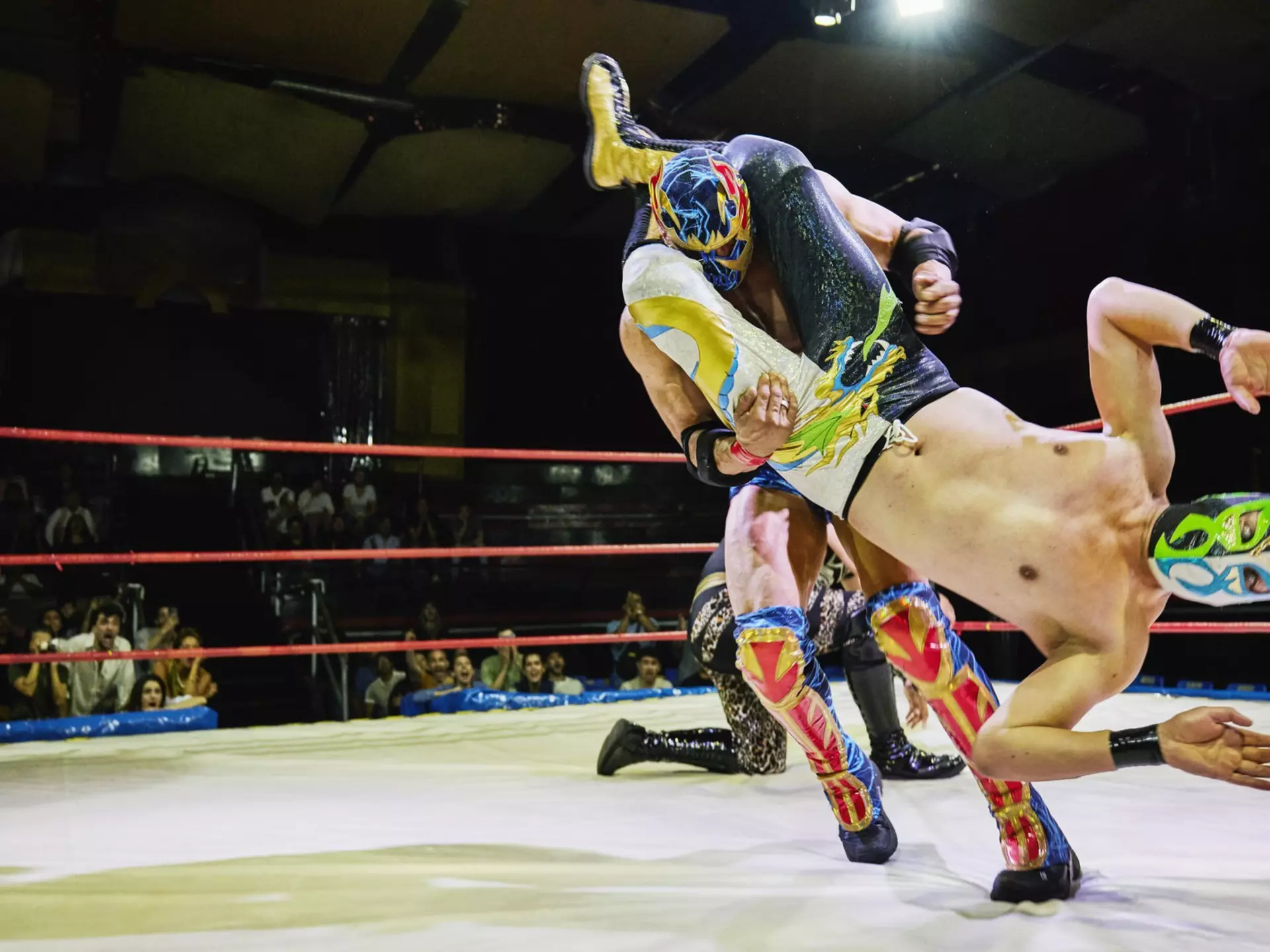 A luchador throwing an opponent to the mat