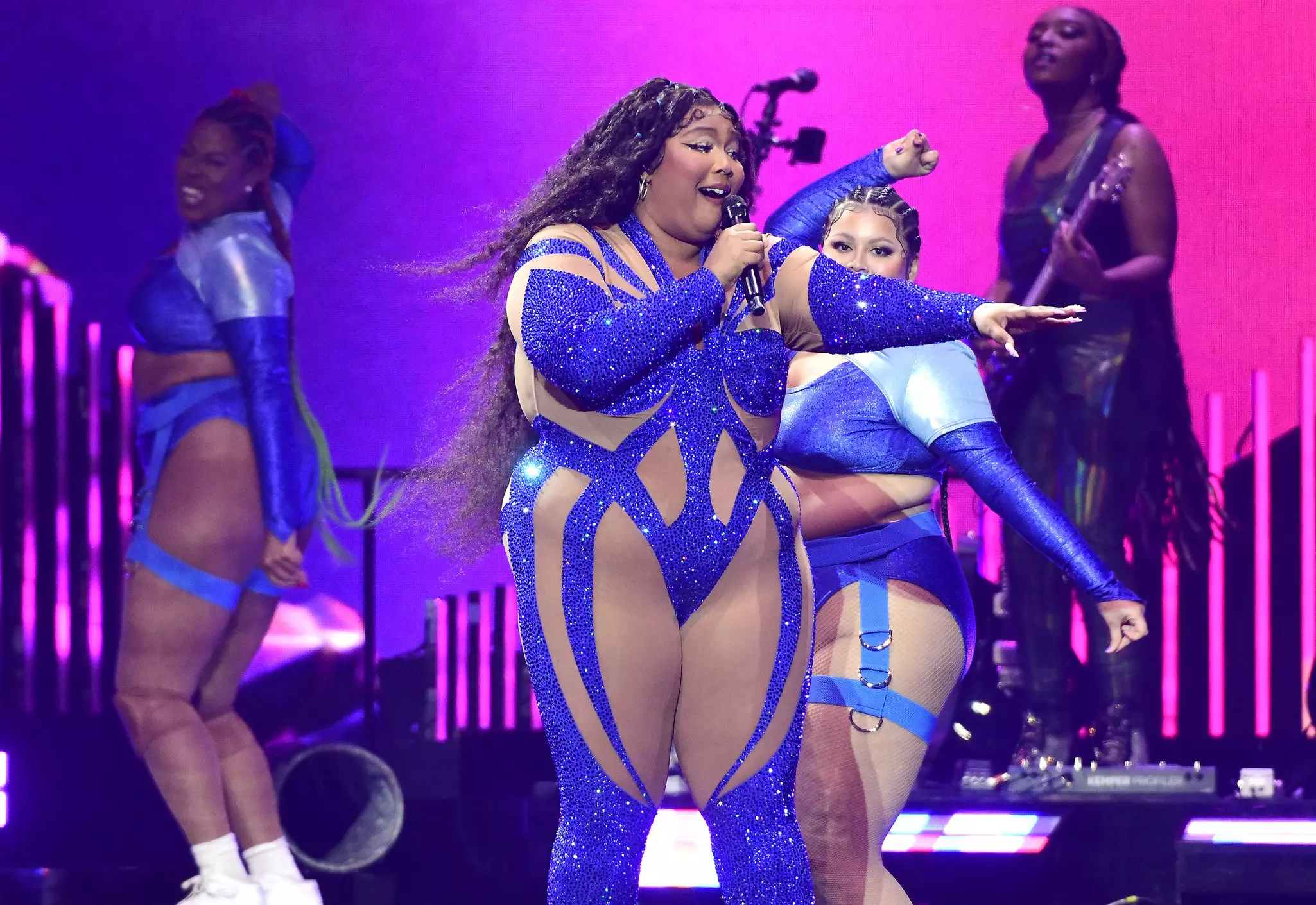 Lizzo and her troupe of “Big Grrrl” dancers bring the singer/songwriter/hip-hop artist’s songs to life © Tim Mosenfelder / Getty Images