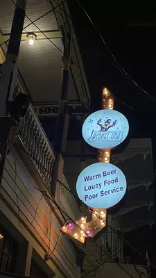 Sign outside Jaques-Imo's that suggests the food is lousy and the service is bad. 