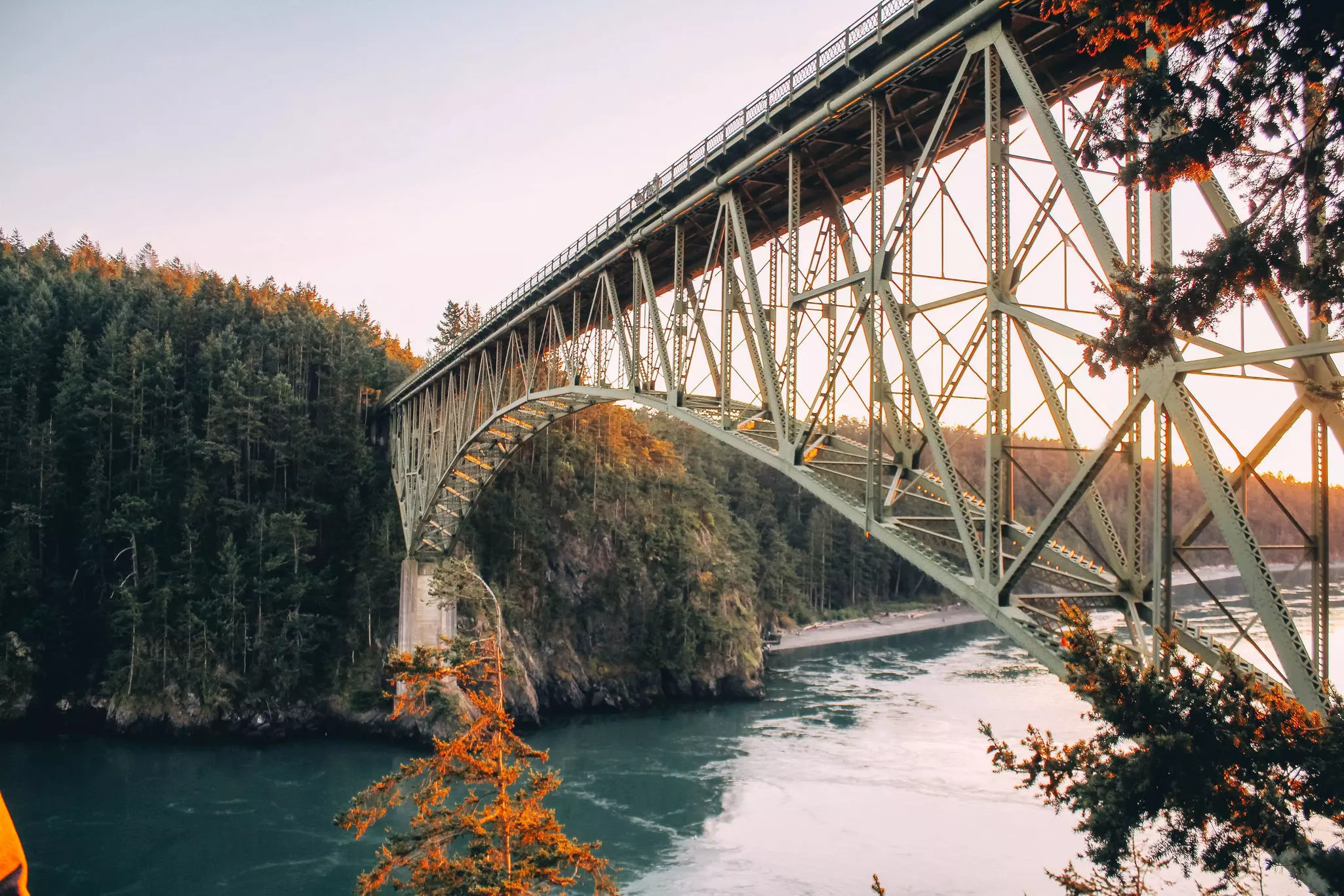 Deception Pass Bridge connects Whidbey Island to Fidalgo Island © Velimir Zeland / Shutterstock