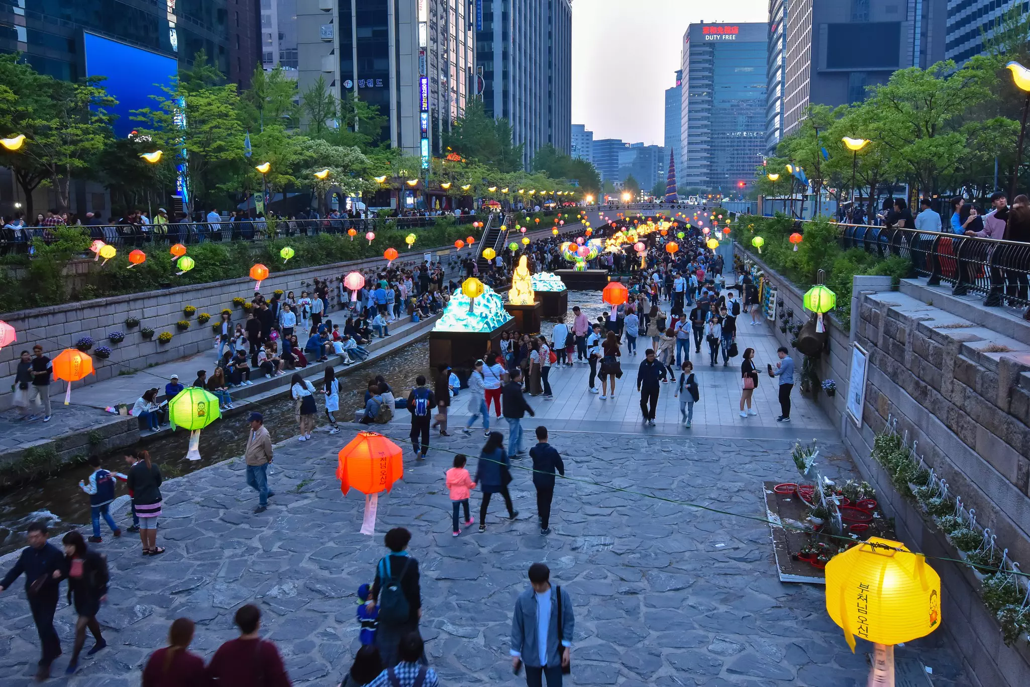Evening during the lantern festival in Seoul. Nghia Khanh/Shutterstock