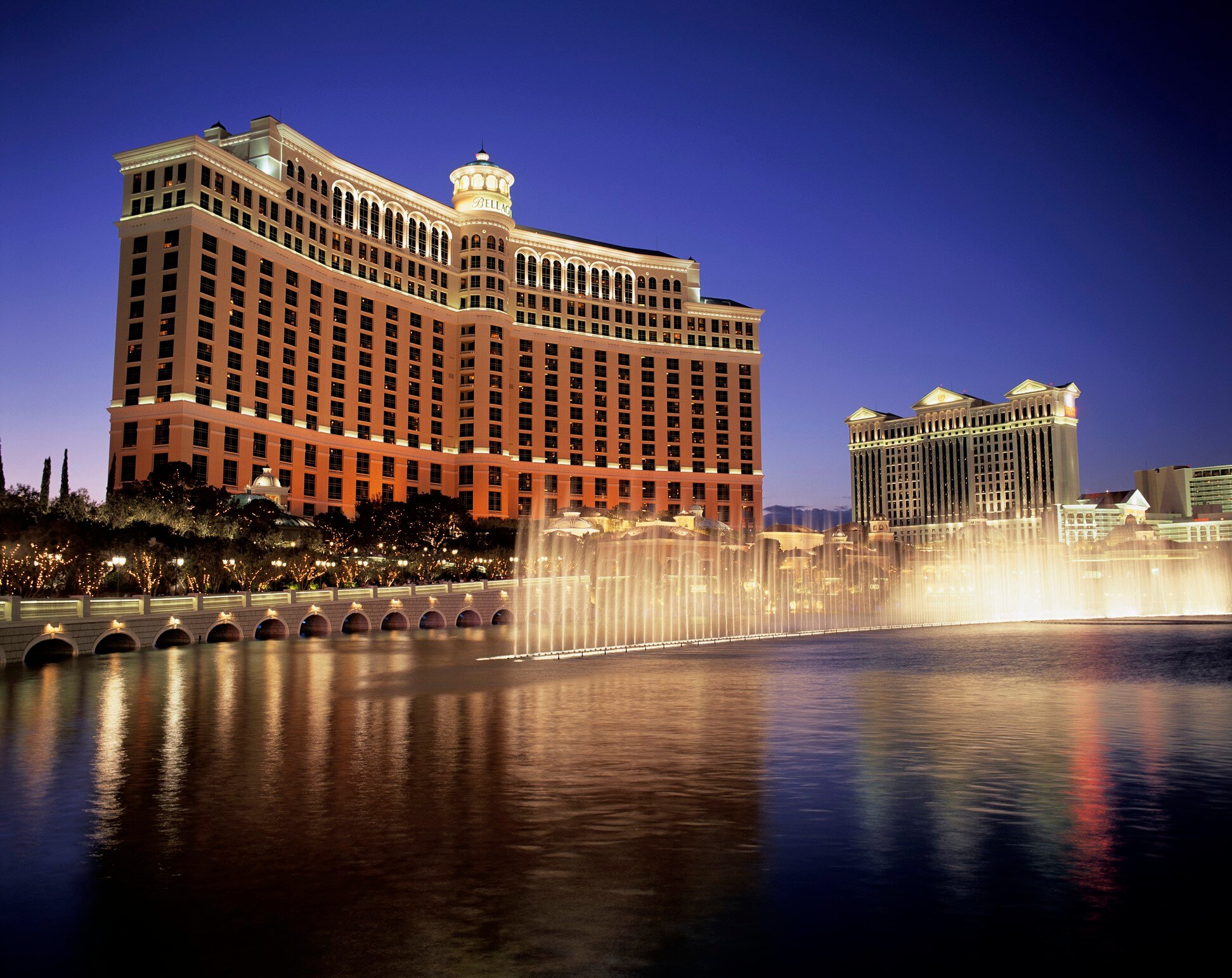 520190740
recreation:CB2, travel:CB2, fountain:CB2, night:CB2, nobody:CB1, ornamental pool:CB2, Bellagio Hotel and Casino:CB2