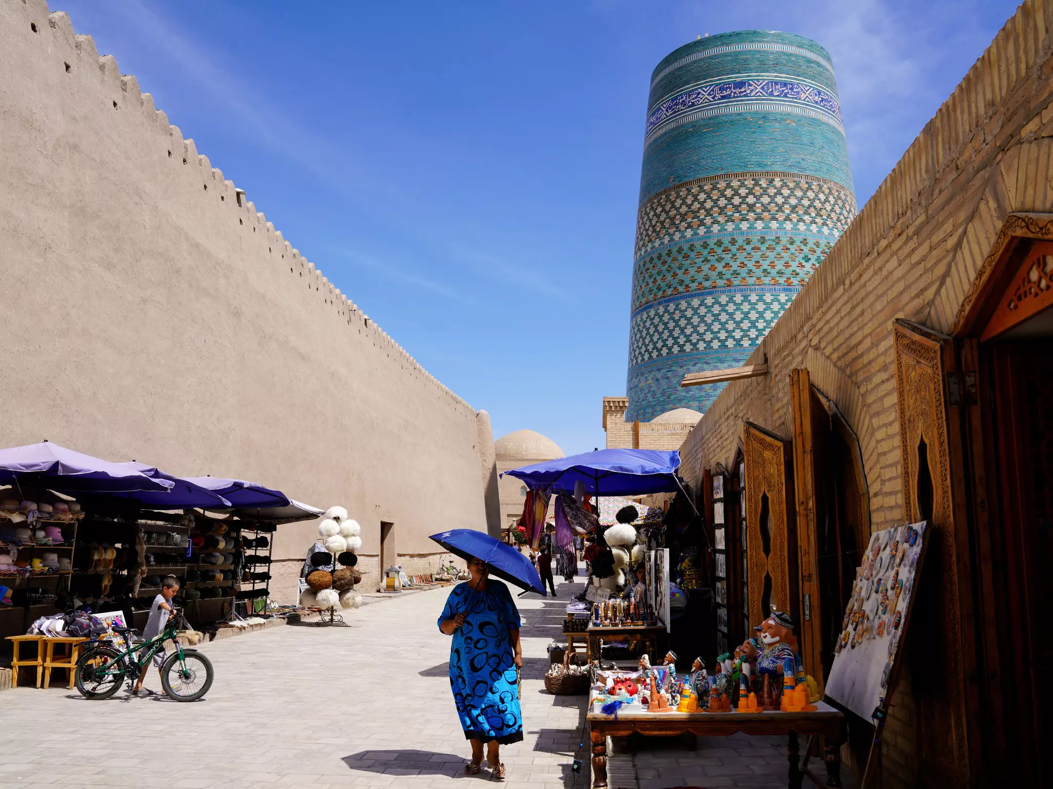 Exploring the markets and minarets of Khiva © Paula Hotti