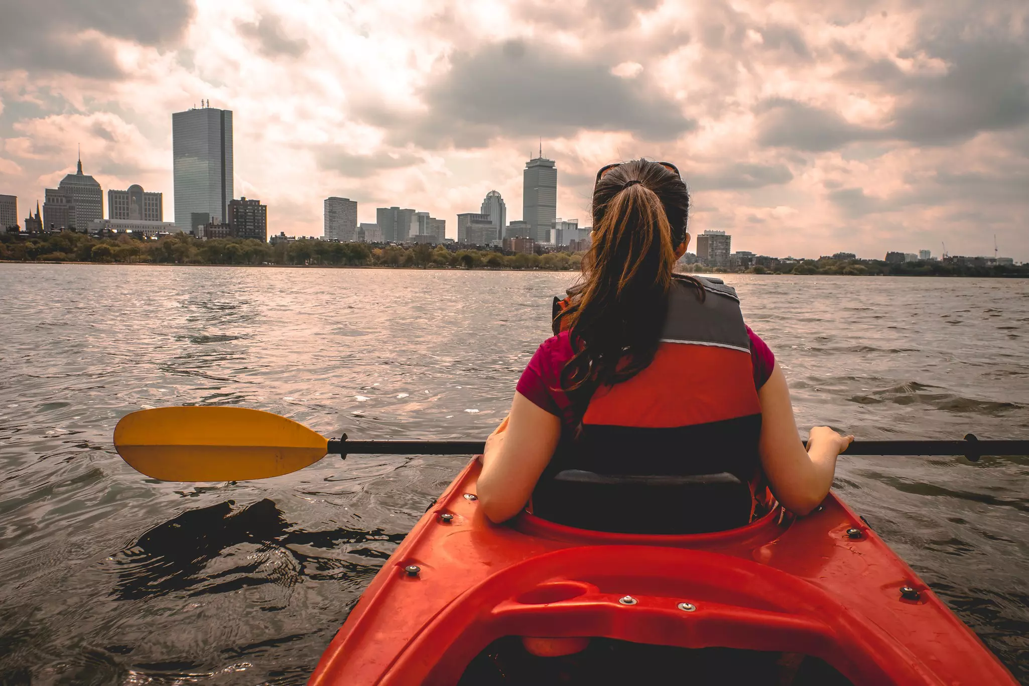 Head out on the water with a kayak tour along the Charles River © Kan Kankavee / Shutterstock