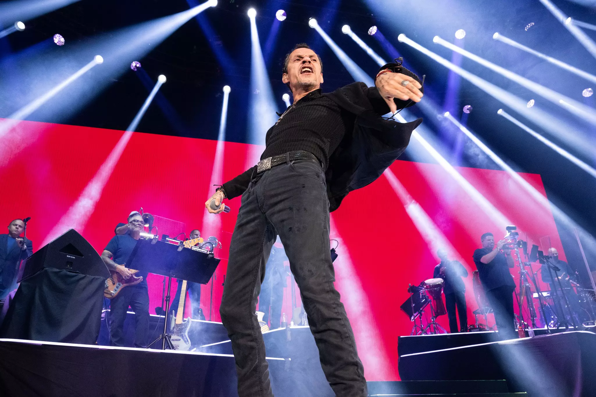 Latin-music legend Marc Anthony delivers major spectacle during his VIVIENDO Tour, which continues through 2023 © Scott Dudelson / Getty Images