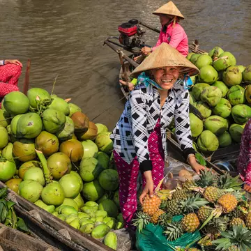 Experience the best flavors of Vietnam with this food tour by Elsewhere by Lonely planet © hadynyah / Getty Images