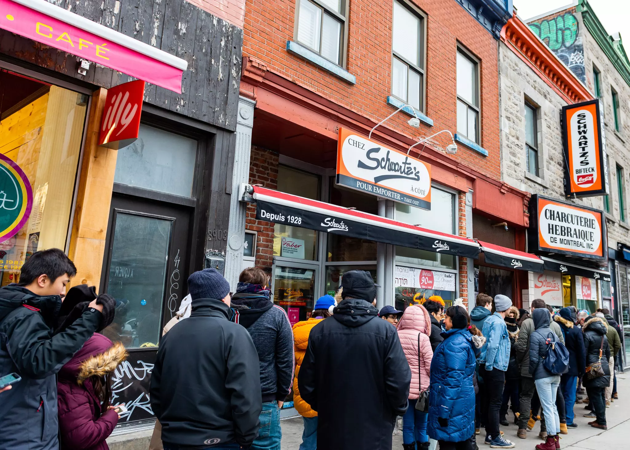 Line out front of Schwartz's Deli Saint Laurent Boulevard