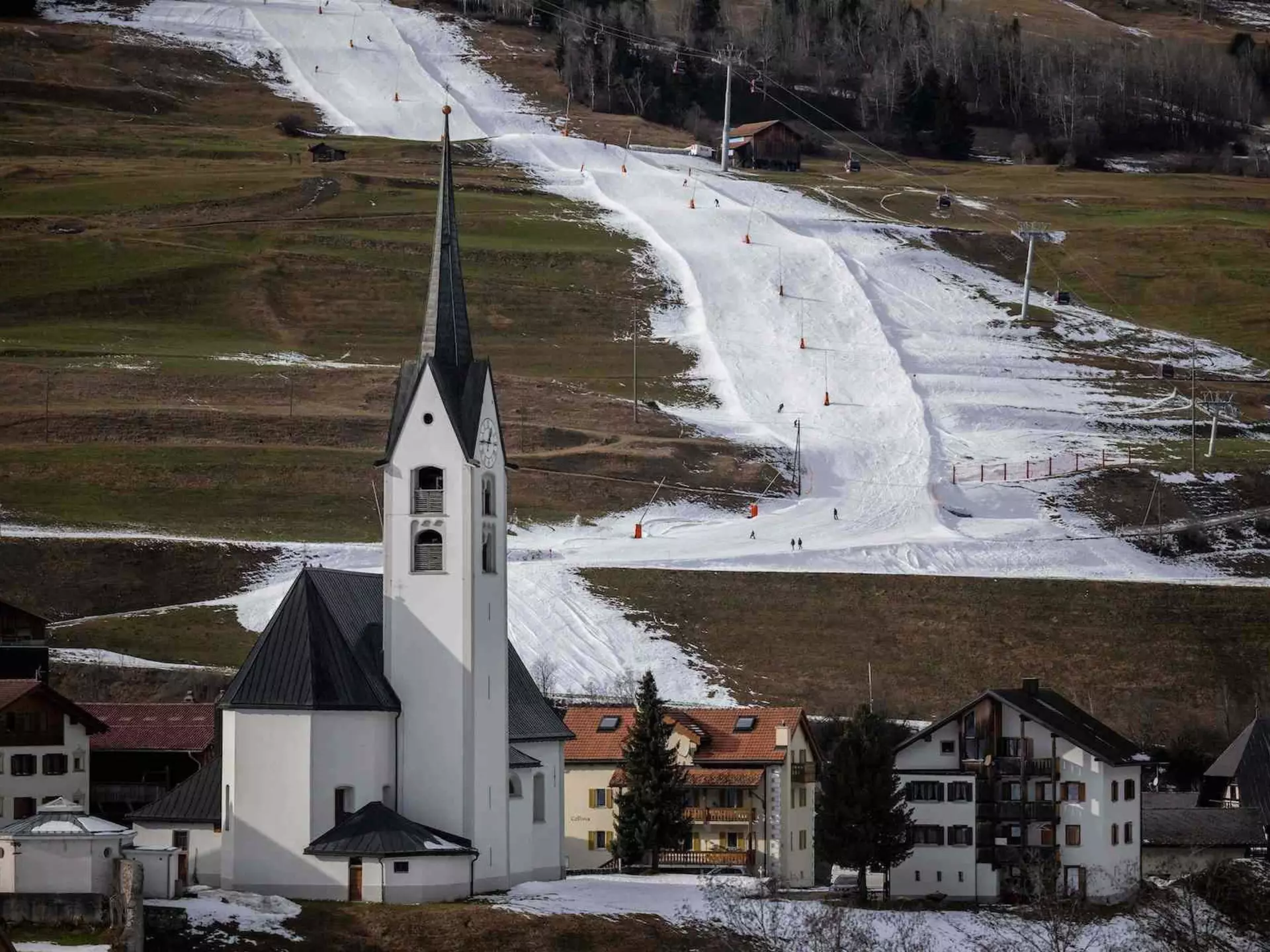 A winter heat wave and rain has forced the closures of many slopes at ski resorts throughout Europe, including at Savognin in Switzerland © Fabrice Coffrini / AFP / Getty Images