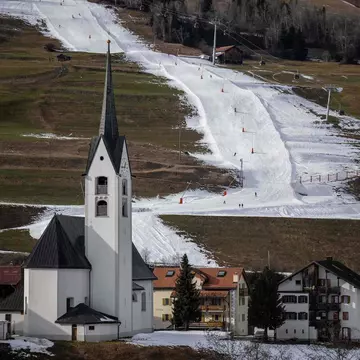 A winter heat wave and rain has forced the closures of many slopes at ski resorts throughout Europe, including at Savognin in Switzerland © Fabrice Coffrini / AFP / Getty Images