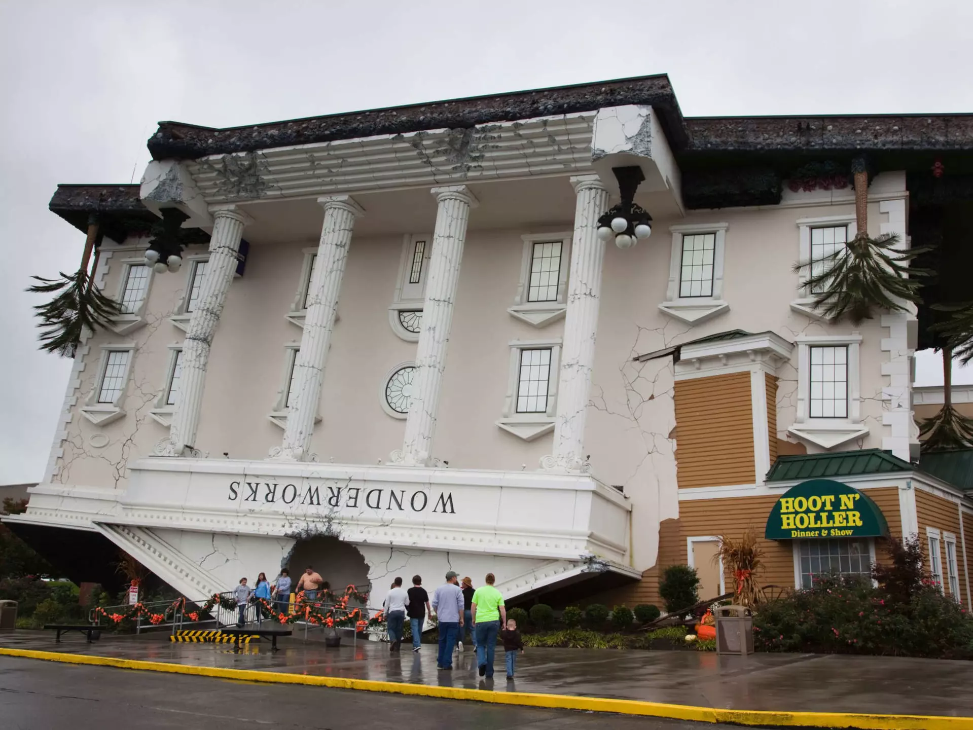 USA-PigeonForge-©Walter-Bibikow-GettyImages-121828788-RFC.jpg