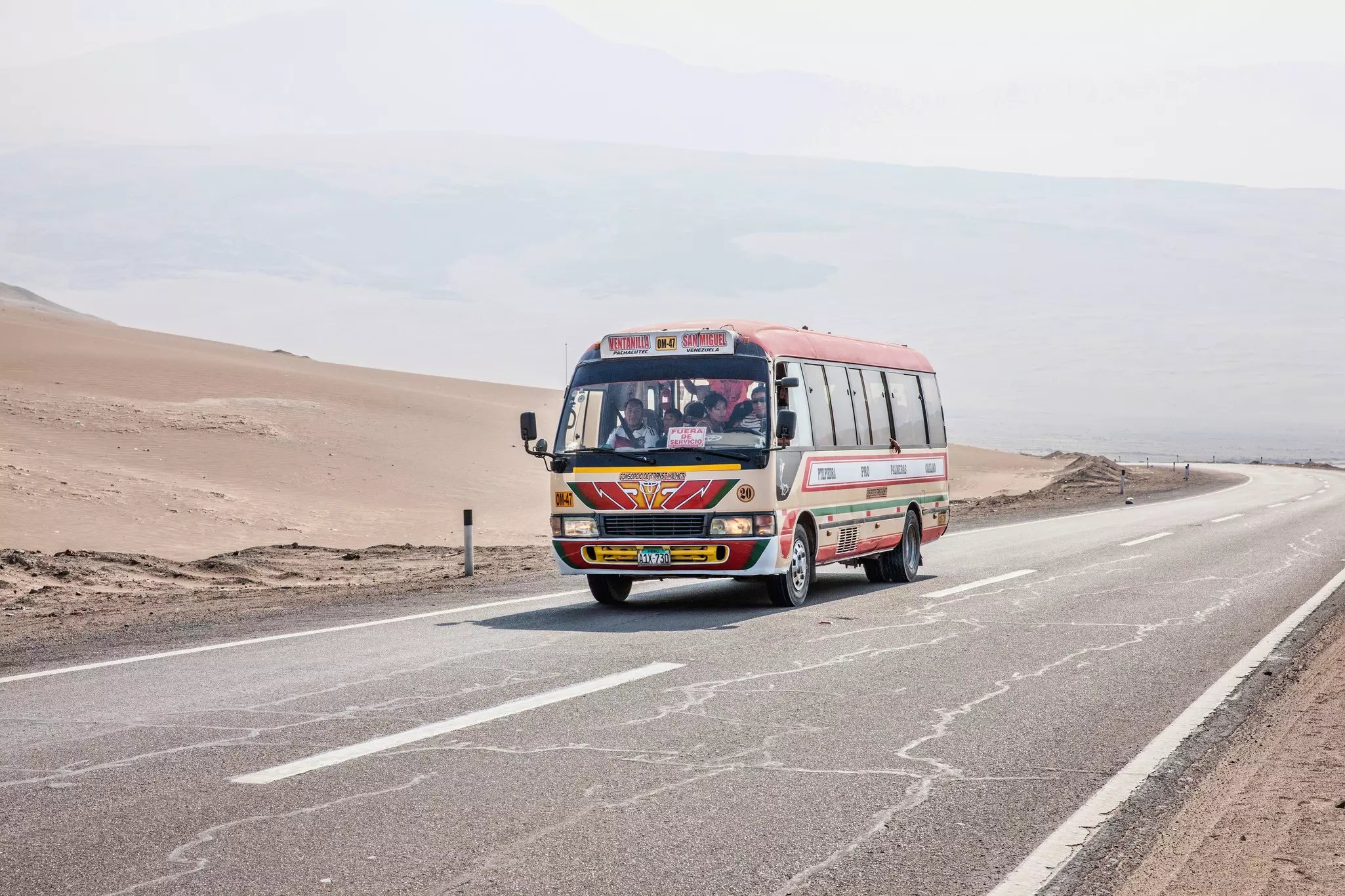 A bus travels on the Pan-American Highway through Peru © tirc83 / Getty Images