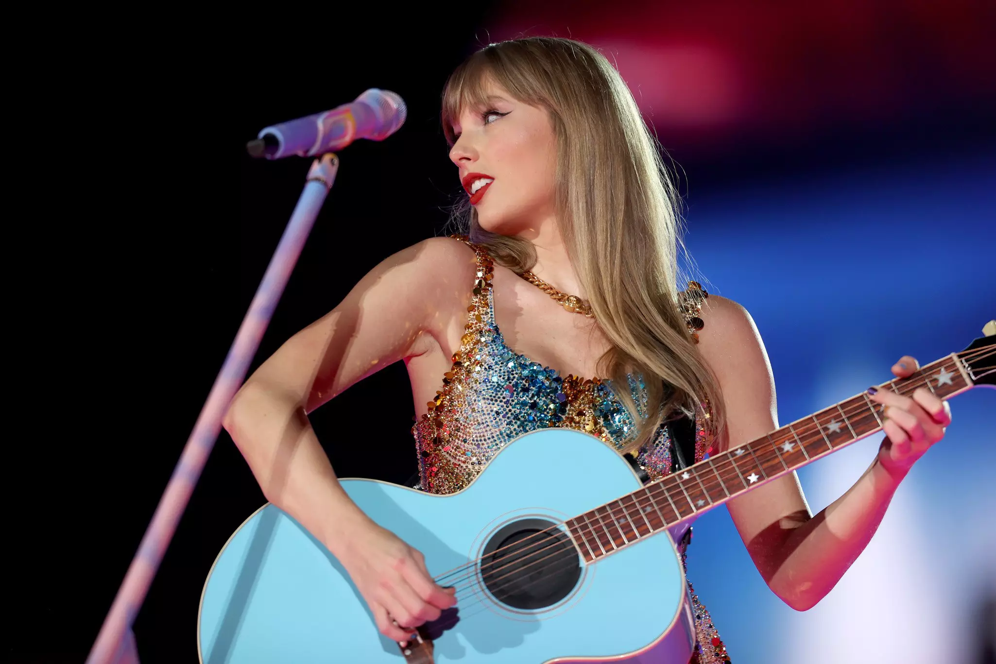  Taylor Swift performs onstage during