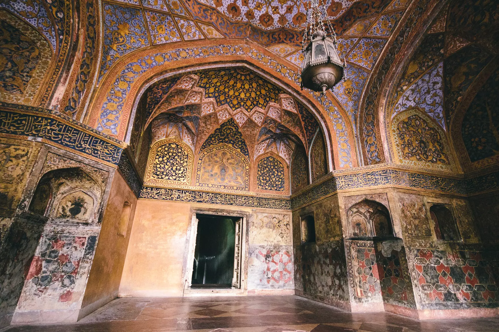 Marvel at the intricate designs inside the Mausoleum of Emperor Akbar © Alejandro Moreno De Carlos / Stocksy
