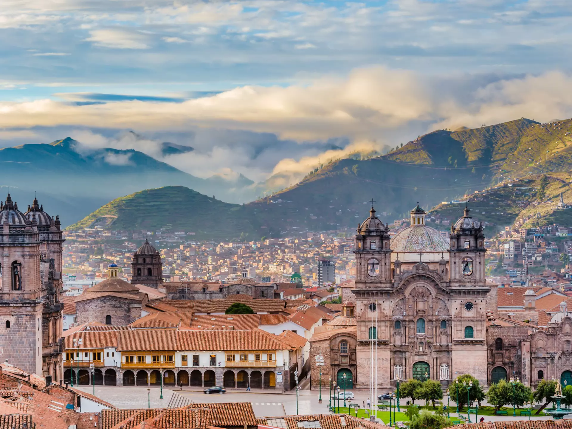 A large fountain and Cusco Cathedral in Plaza-de-Armas.