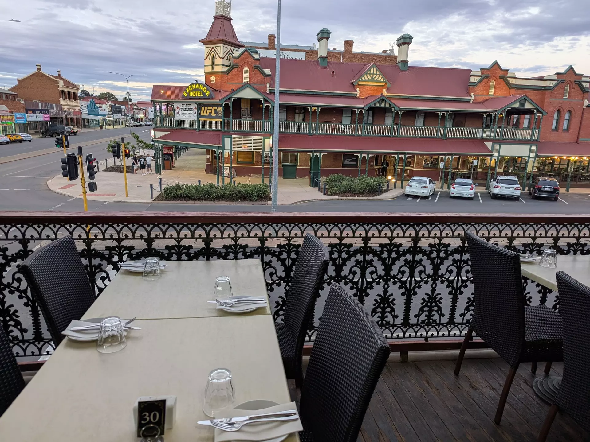KALGOORLIE, WESTERN AUSTRALIA, AUSTRALIA, OCTOBER 2025.
Dining table and chairs on a balcony at the Palace Hotel overlooking the Exchange Hotel and streets below.
Assigning editor: Jessica Lockhart