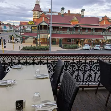 KALGOORLIE, WESTERN AUSTRALIA, AUSTRALIA, OCTOBER 2025.
Dining table and chairs on a balcony at the Palace Hotel overlooking the Exchange Hotel and streets below.
Assigning editor: Jessica Lockhart