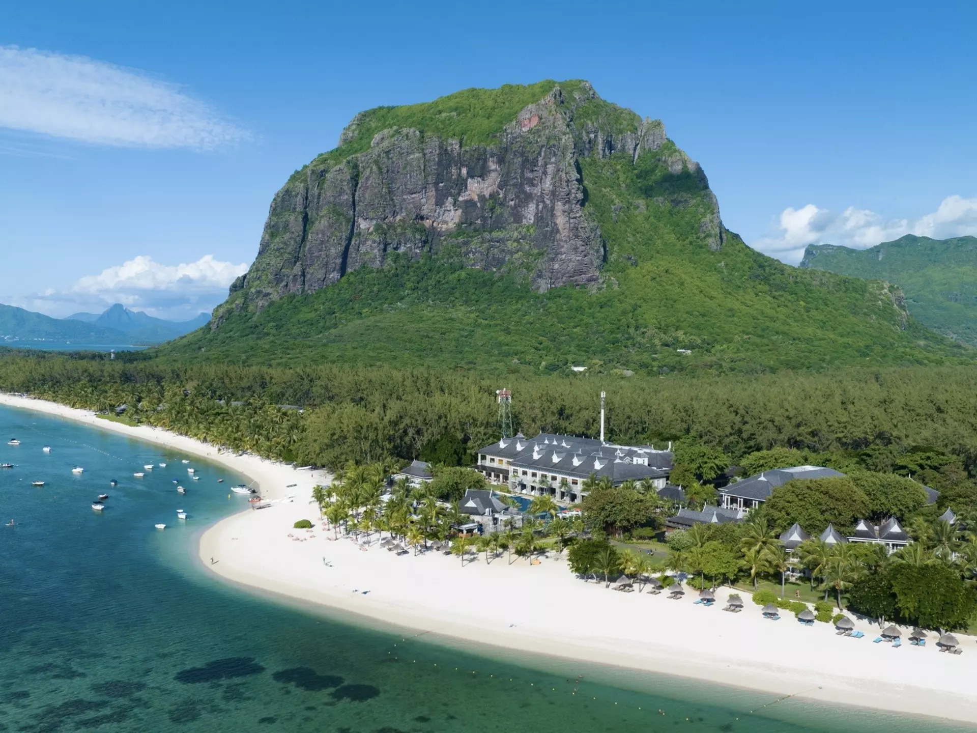Resorts along the beach in front of Le Morne Brabant, Mauritius. Lostsurf/Shutterstock.