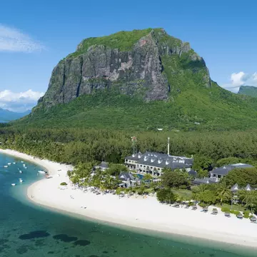 Resorts along the beach in front of Le Morne Brabant, Mauritius. Lostsurf/Shutterstock.