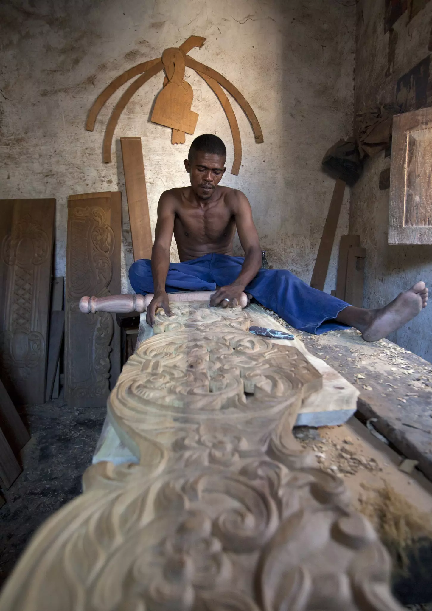 One of the 50 carving workshops on Lamu island, which specialize in Swahili-style furniture and parts for the archipelago’s boats © Eric Lafforgue / Lonely Planet