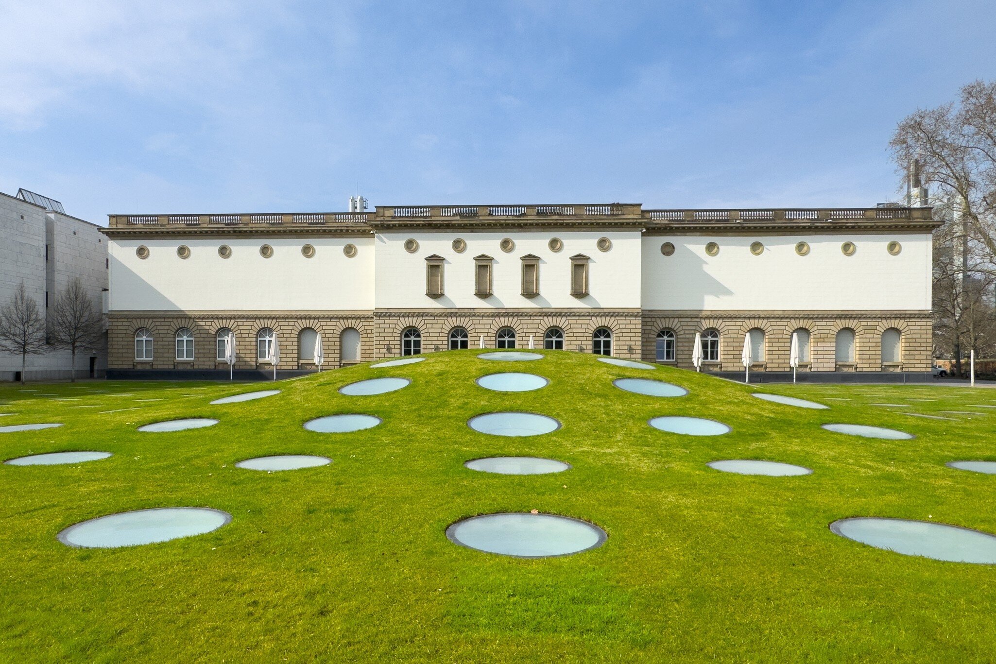 The unique garden landscape draws the eye toward the Städel Museum in Frankfurt am Main, Germany.