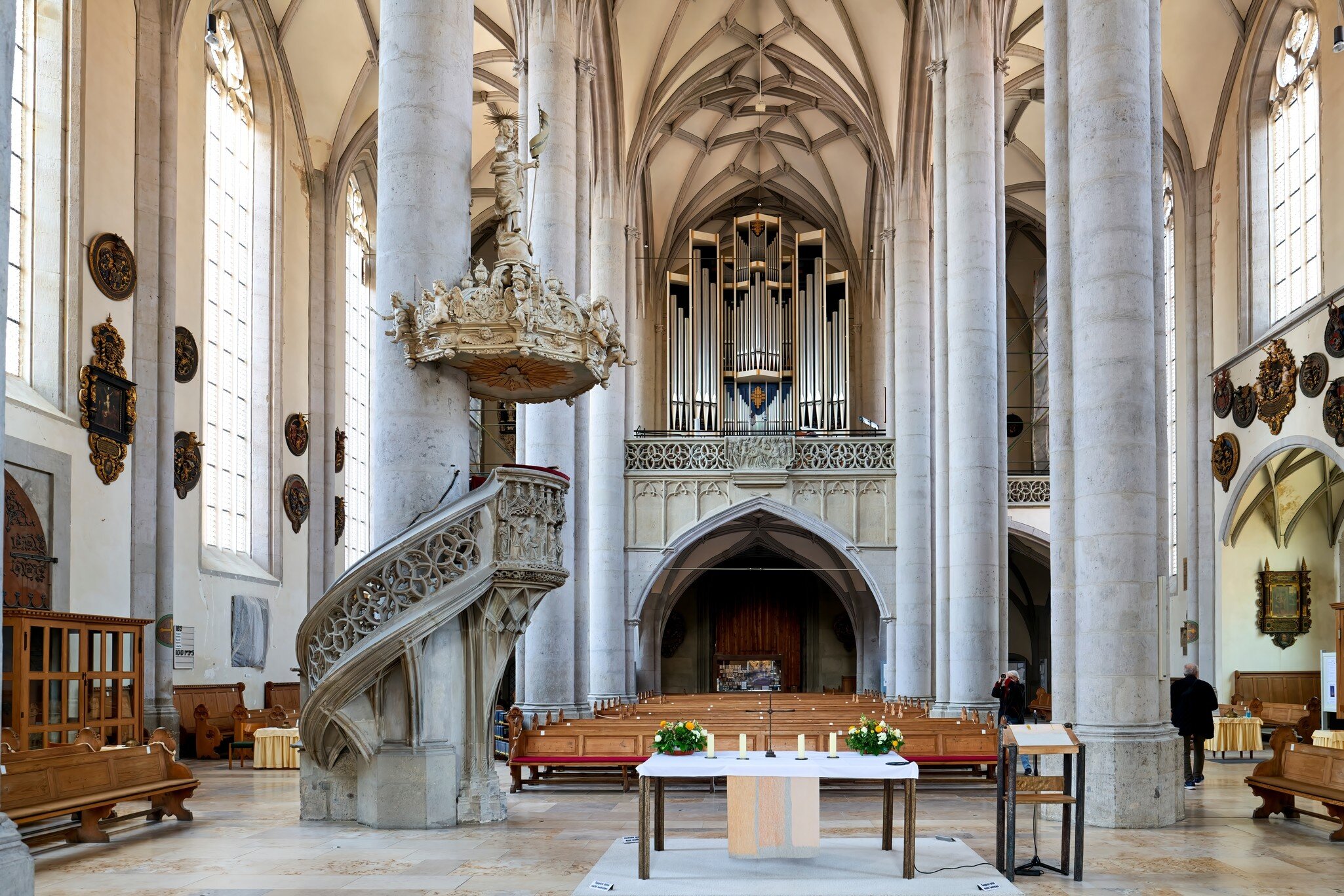 Interior of St. Georgs Kirche (St. George Church) in Nordlingen, Romantic Road, Bavaria, Germany.
