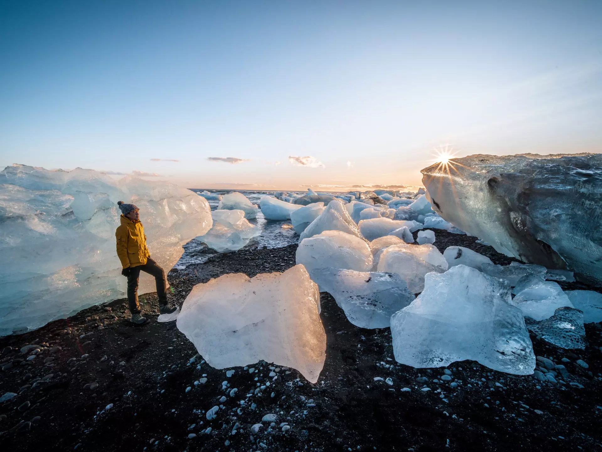 At the Diamond Beach, the icebergs which fill the Jökulsárlón glacier lagoon wash up on shore, creating a stark contrast with the volcanic black sand. This beautiful display makes it a favourite location for photographers and nature-lovers.