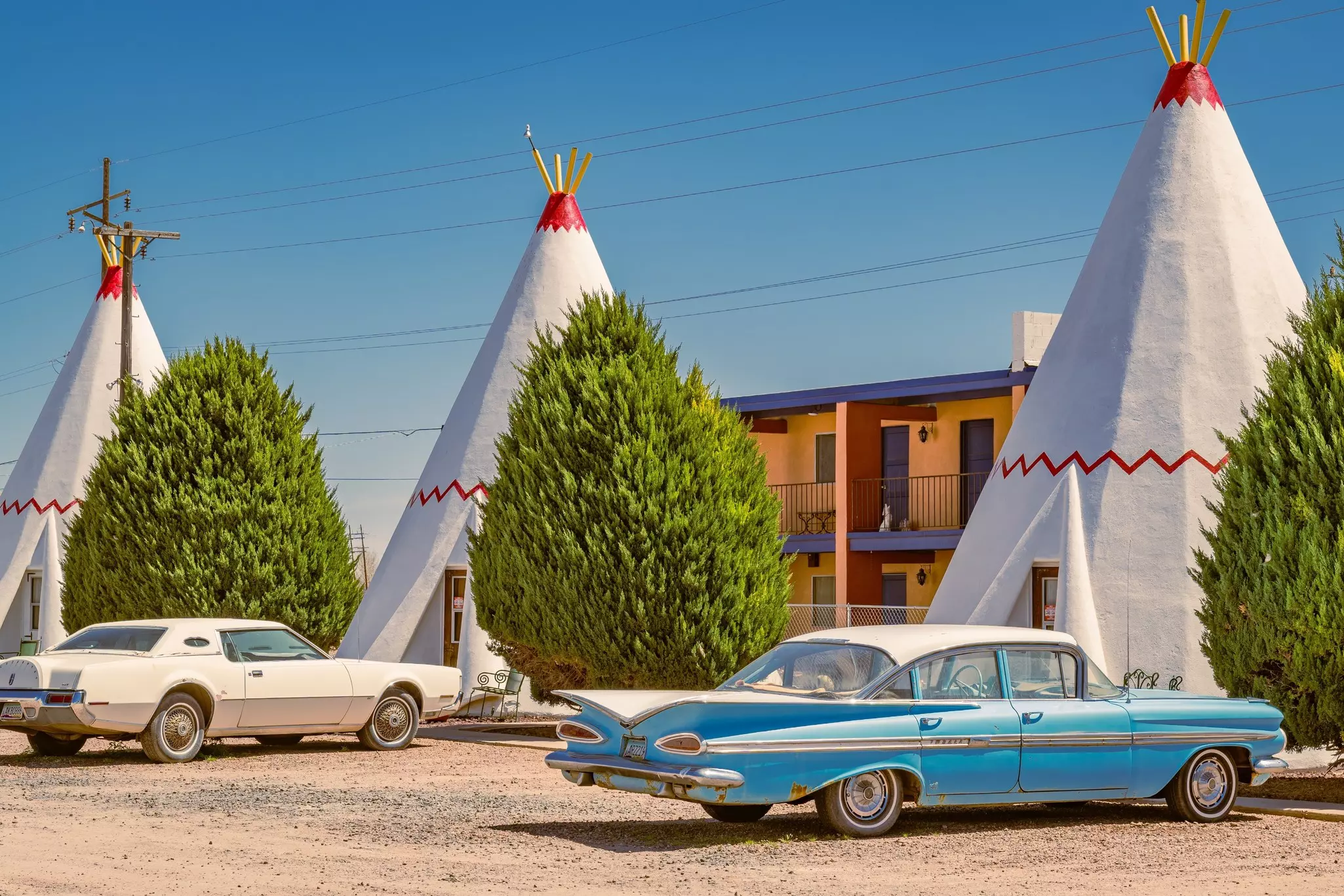Vintage cars in front of the Wigwam Motel, Holbrook, Arizona.