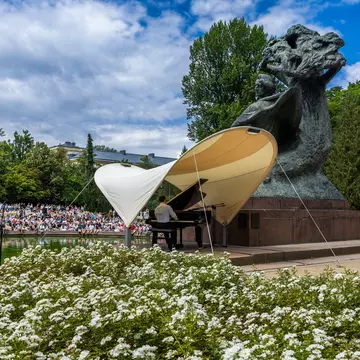 Chopin concert at Łazienki Park. Laura Studarus/Lonely Planet