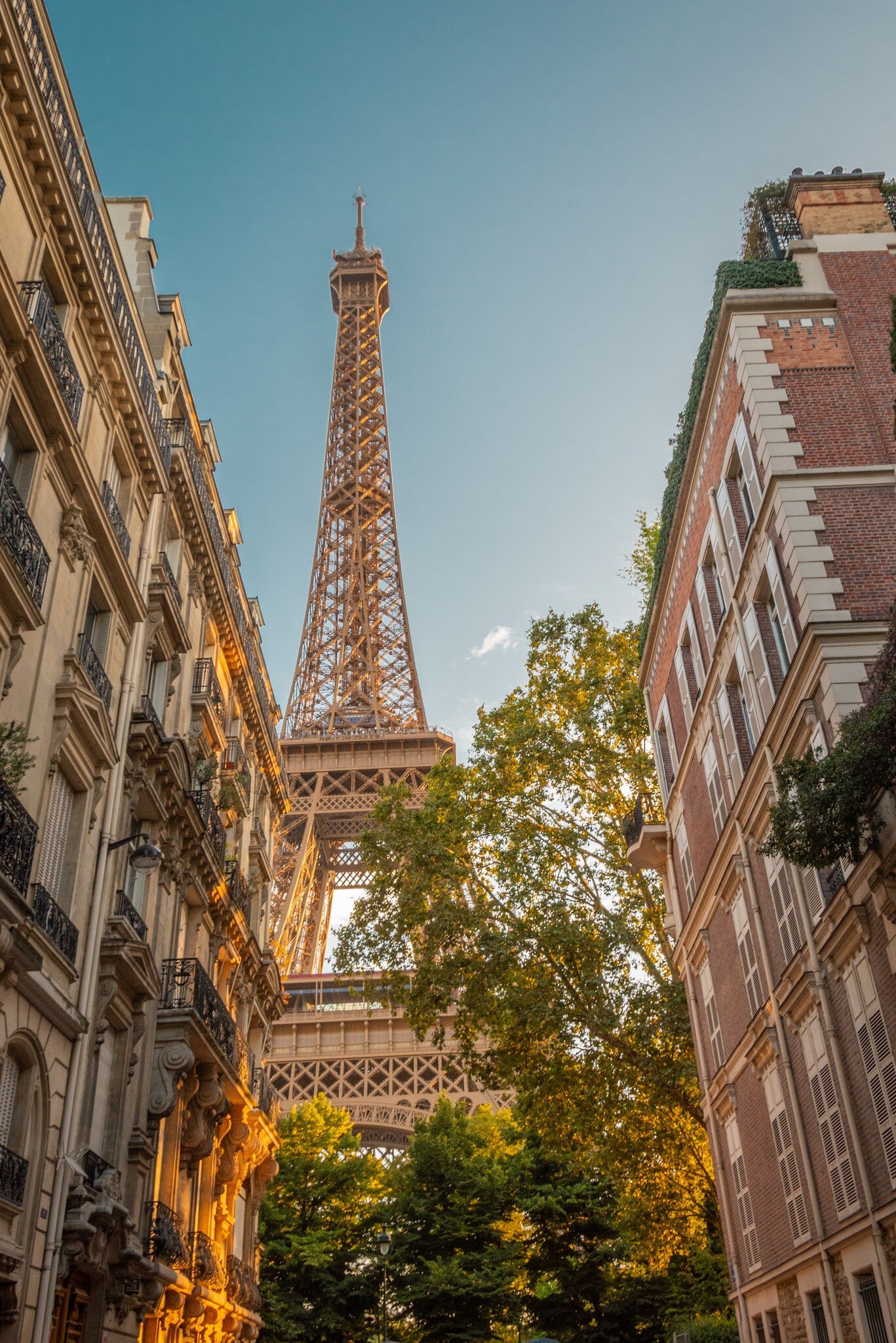Tour Eiffel in Paris, golden sunset time