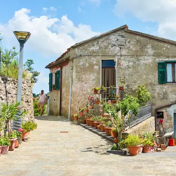 SANTO STEFANO DI SESSANIO, ITALY - JUNE 16: An old house and a cobbled street in the medieval town on June 16, 2019 in Santo Stefano di Sessanio, Italy. (Photo by EyesWideOpen/Getty Images)
1185478095
backyard, gran sasso, green, historic building, old city, atrium, tourists
