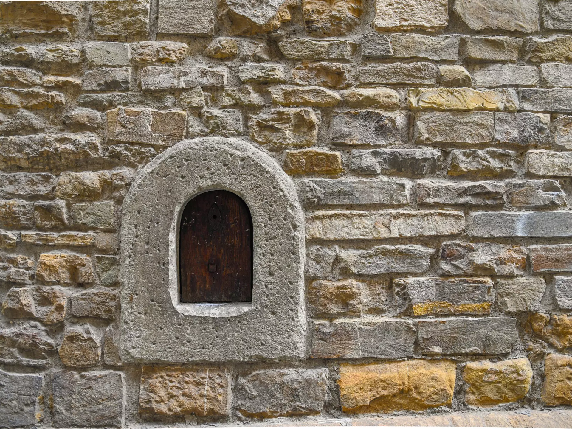 Detail of an old stone wall with a wine window in Florence ©Simona Sirio/Getty Images/iStockphoto