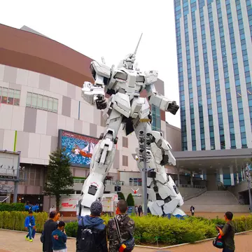The Unicorn Gundam statue in Odaiba, Tokyo © MasaPhoto / Shutterstock
