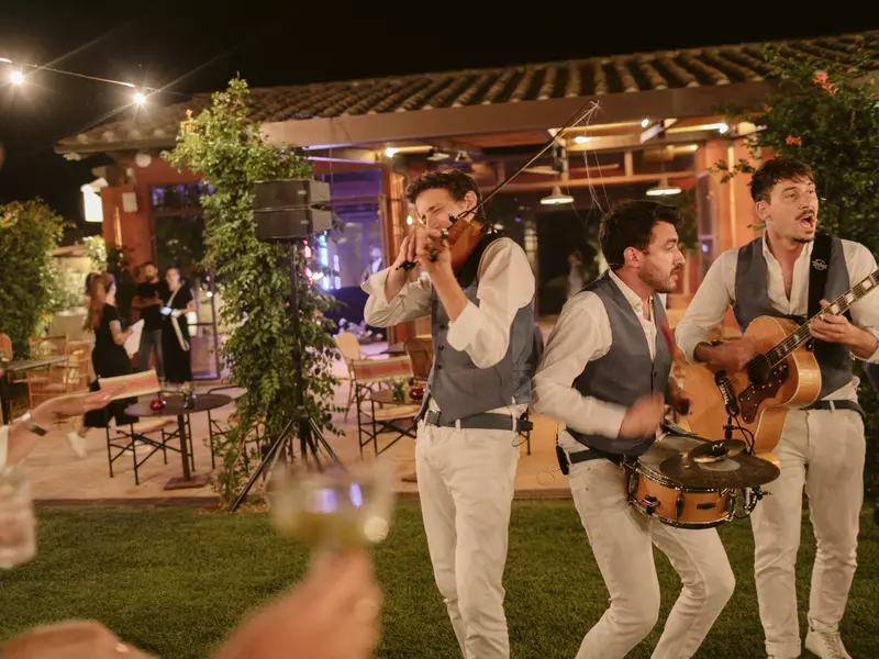 Photos by photographer Dos Más En La Mesa via Melissa Killian at Laconda Rossa in Capalbio, Tuscany
The ultimate wedding and honeymoon in Italy
Credit: Dos Más En La Mesa