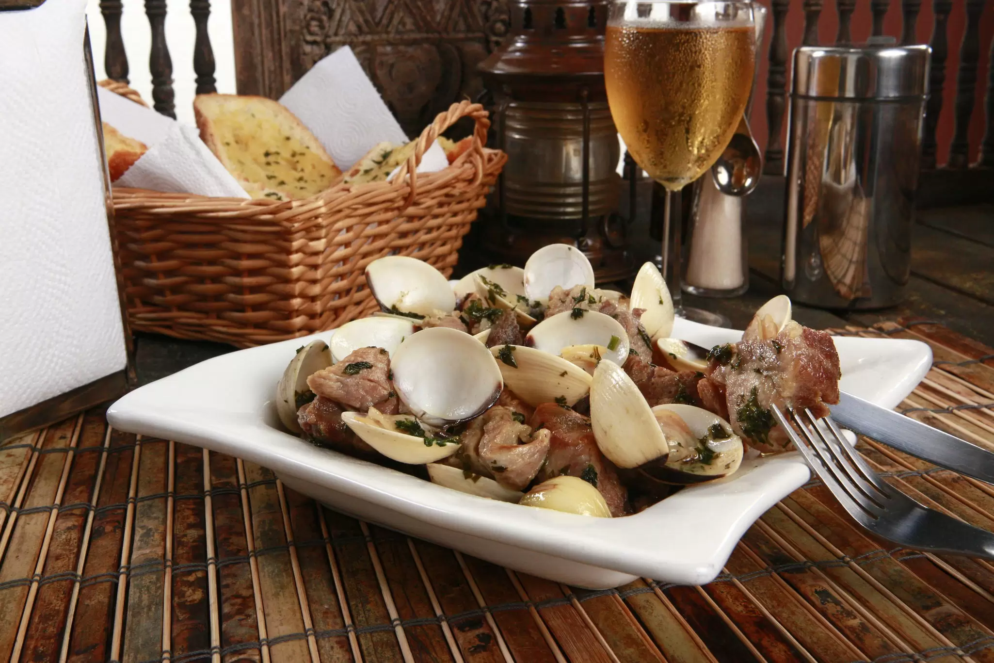 Pork and clams unite in carne de porco à Alentejana. REDAV / Shutterstock