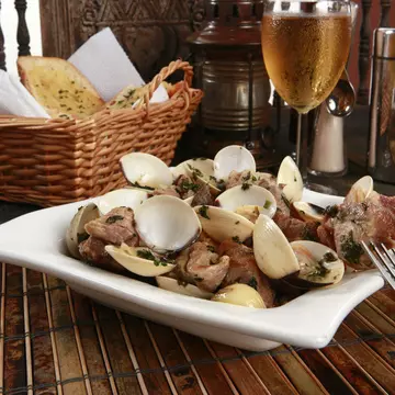 Pork and clams unite in carne de porco à Alentejana. REDAV / Shutterstock