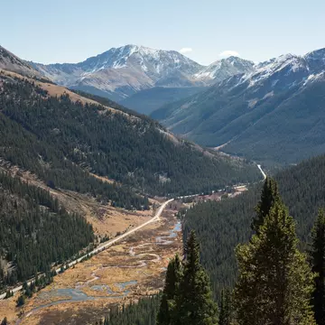 Independence Pass snaking through the mountains of Aspen. Victoria Ditkovsky/Shutterstock