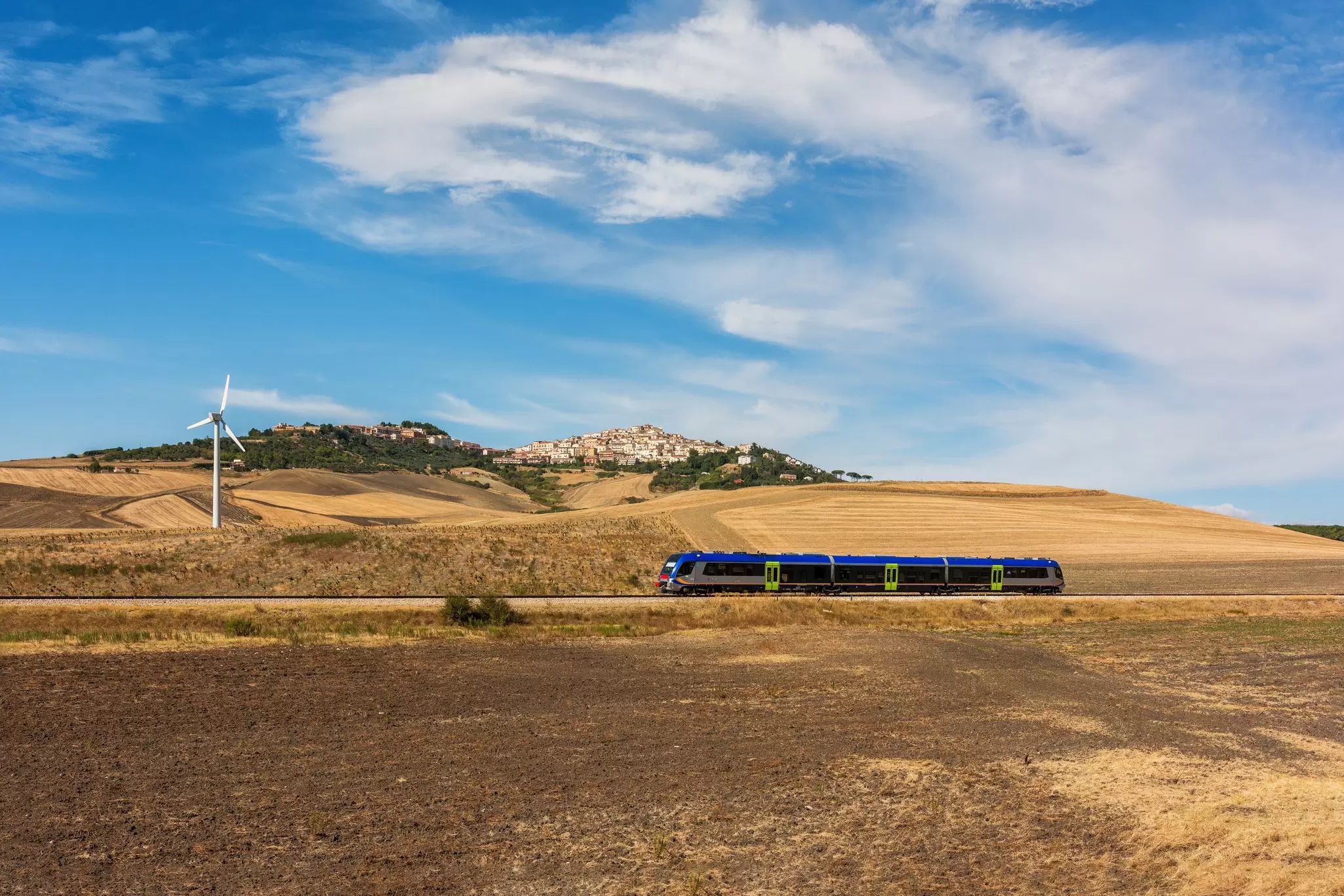 A train passing through the countryside of Puglia, Italy. Il_Dab/Shutterstock