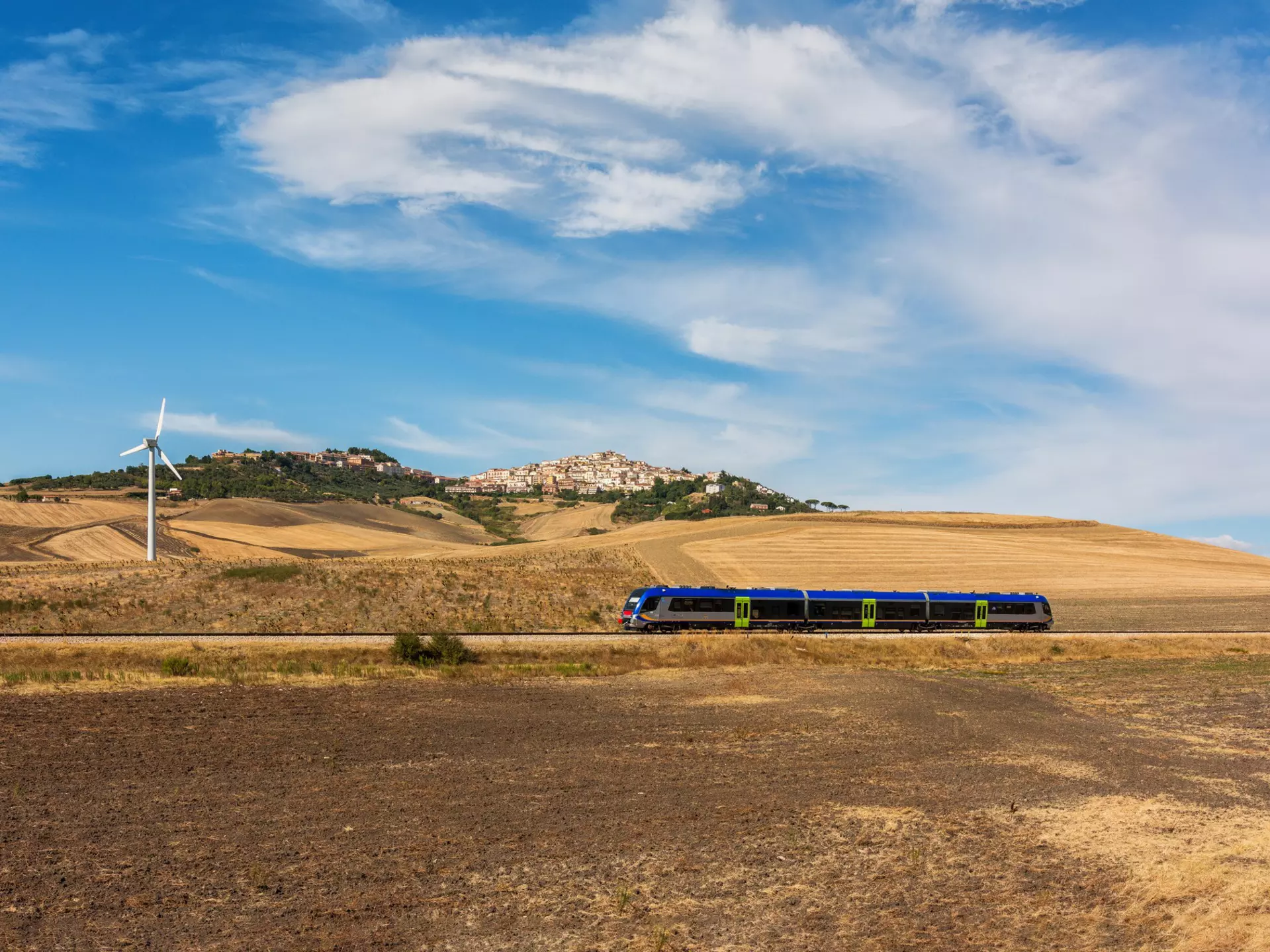 A train passing through the countryside of Puglia, Italy. Il_Dab/Shutterstock