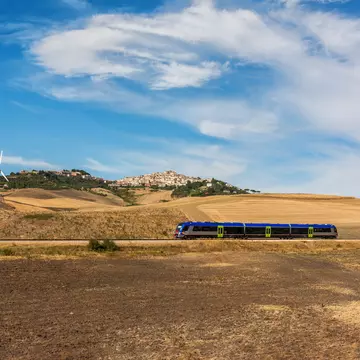 A train passing through the countryside of Puglia, Italy. Il_Dab/Shutterstock